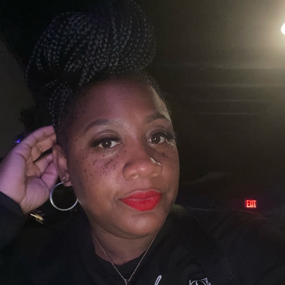 Meet your Posher, April - Picture 1 of 1